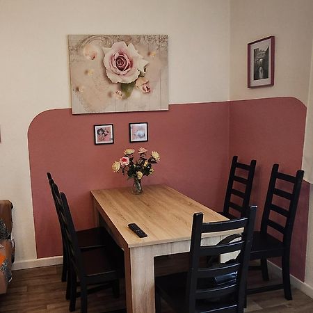 Ferienwohnung ROSA.Zentral : nähe CentrO, HBF Düss. 40min Oberhausen  Exterior foto